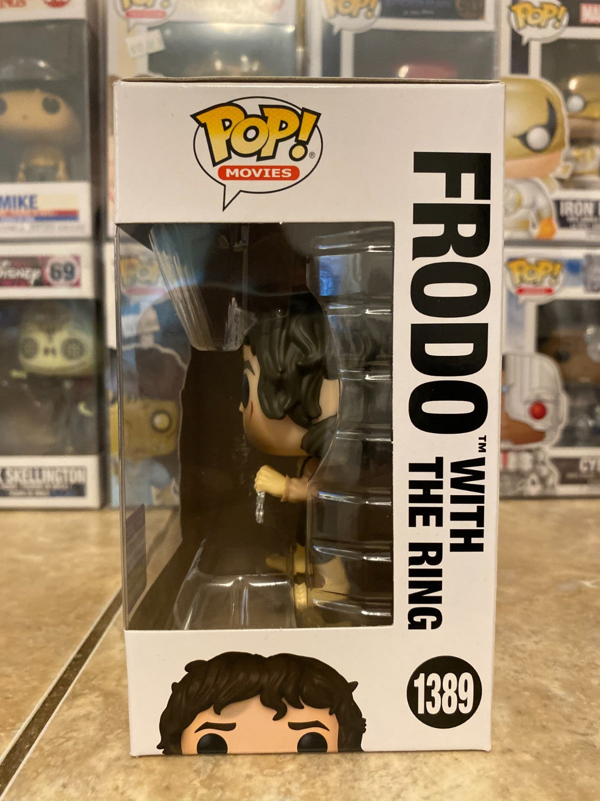 Funko Pop! Vinyl: The Lord of the Rings - Frodo with the Ring w Protector